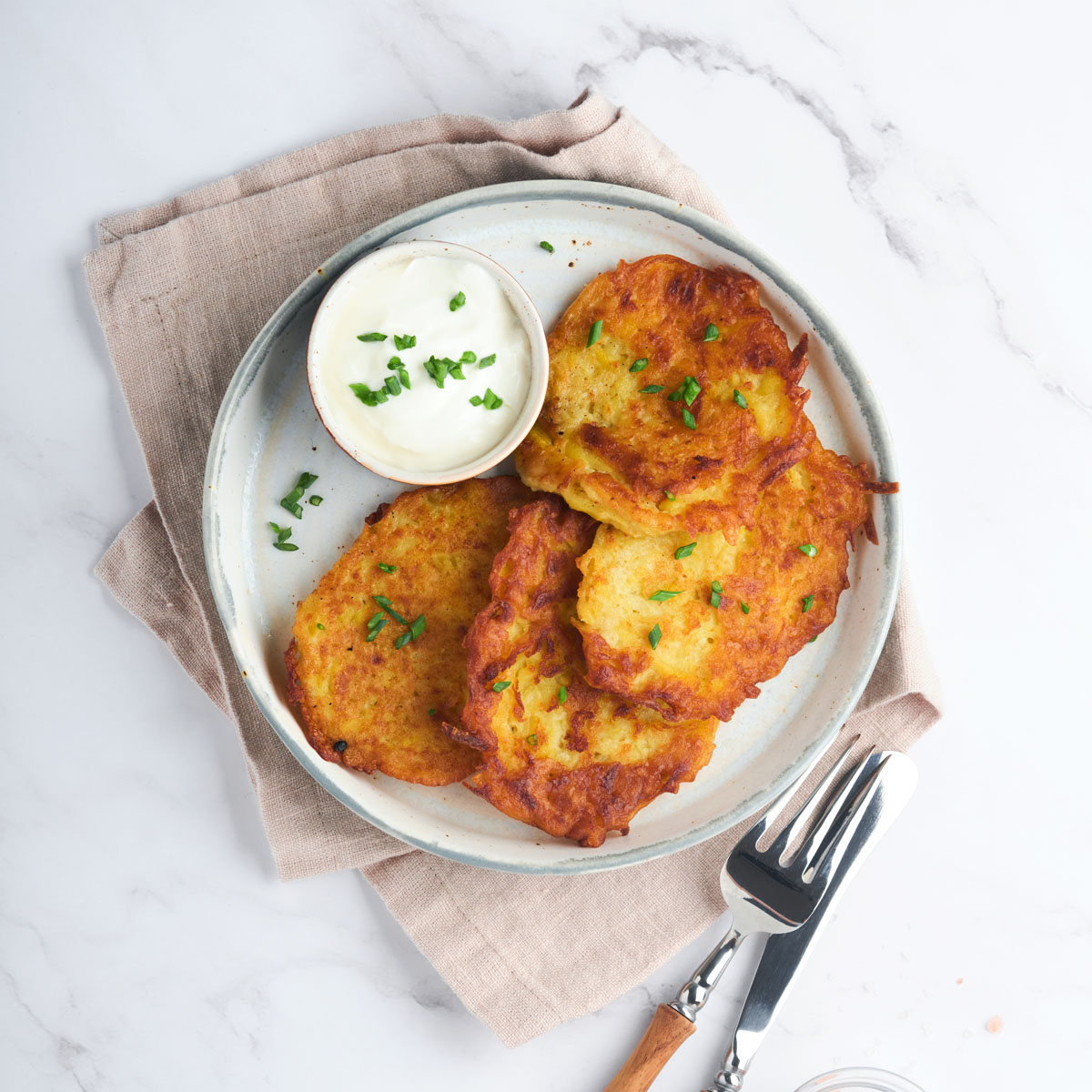 Kartoffelpuffer Grundrezept mit der Lurch Trommelreibe: Knusprig, goldbraun und einfach lecker! Ob mit Apfelmus, Quark oder Lachs – diese vielseitigen Reibekuchen gelingen immer.