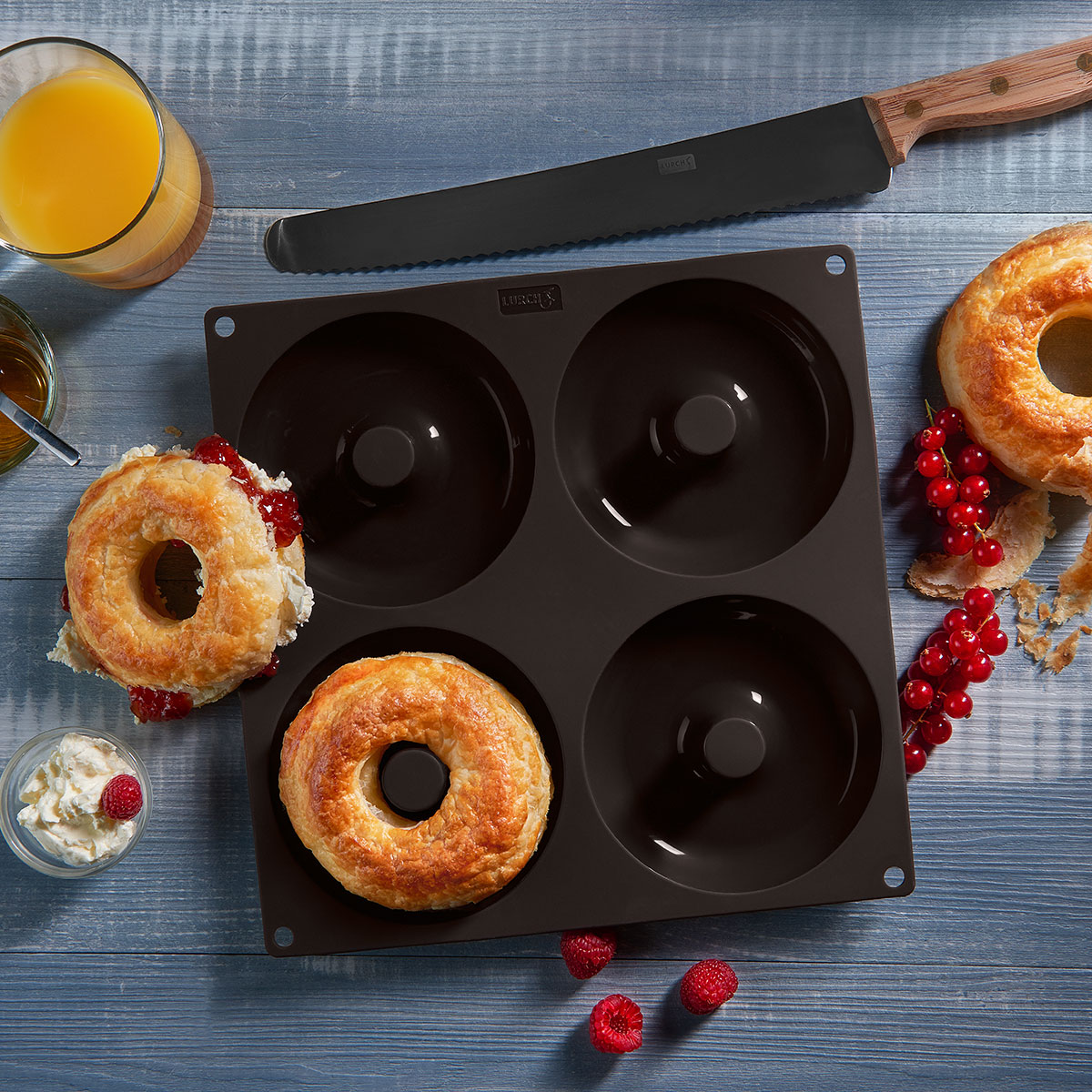 Unsere Blätterteig-Bagels sind eine leckere Alternative zu klassischen Hefebagels – süß mit Marmelade oder Honig für Naschkatzen, herzhaft mit Käse, Aufschnitt oder Frischkäse und Lachs für alle Genießer. Richtig gut werden sie mit der Lurch Bagel Backfor