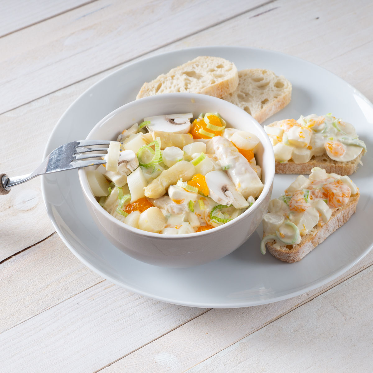 Spargelsalat mit erfrischender Zitrusnote und cremiger Sauce – ideal an warmen Tagen.