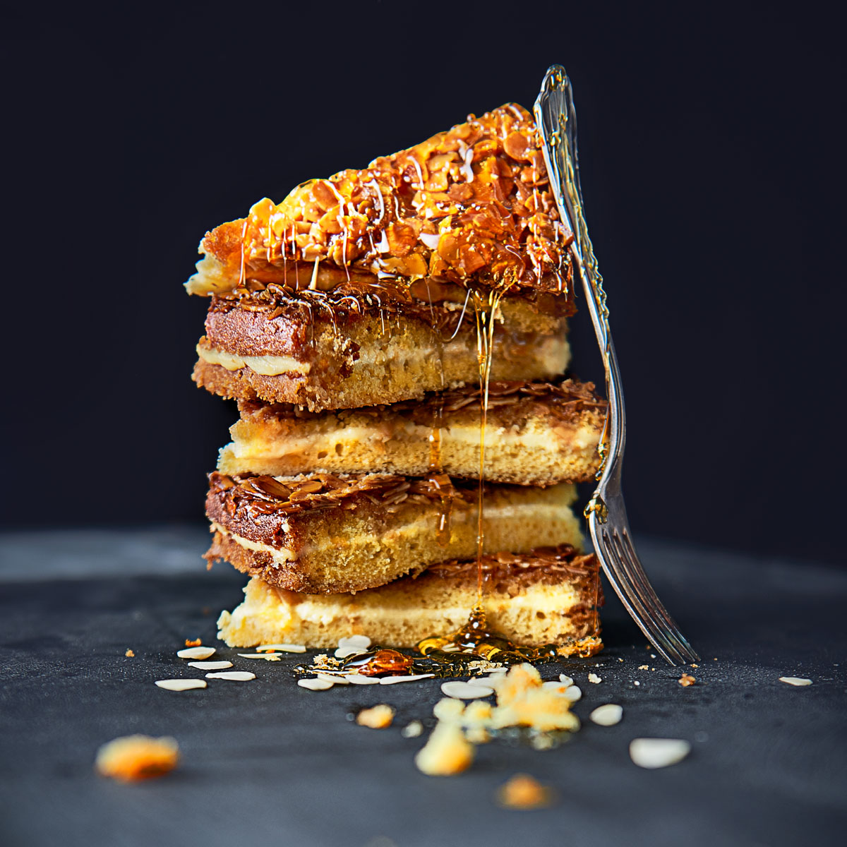Klassischer Bienenstich mit goldbrauner Mandelkruste und cremiger Füllung – ein zeitloser Kuchengenuss.