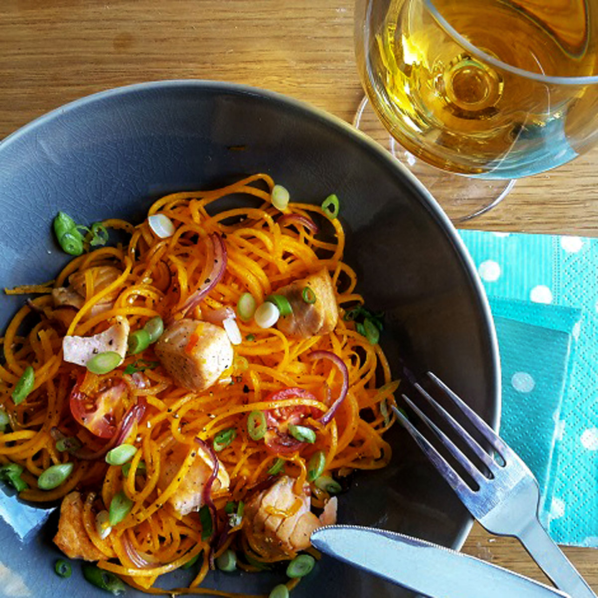 Kürbispasta mit Lachs: Schnell, lecker und unkompliziert – Butternut-Kürbis als Spiralnudeln trifft auf buttrigen Lachs. Richtig zubereitet mit dem Lurch Spiralschneider.