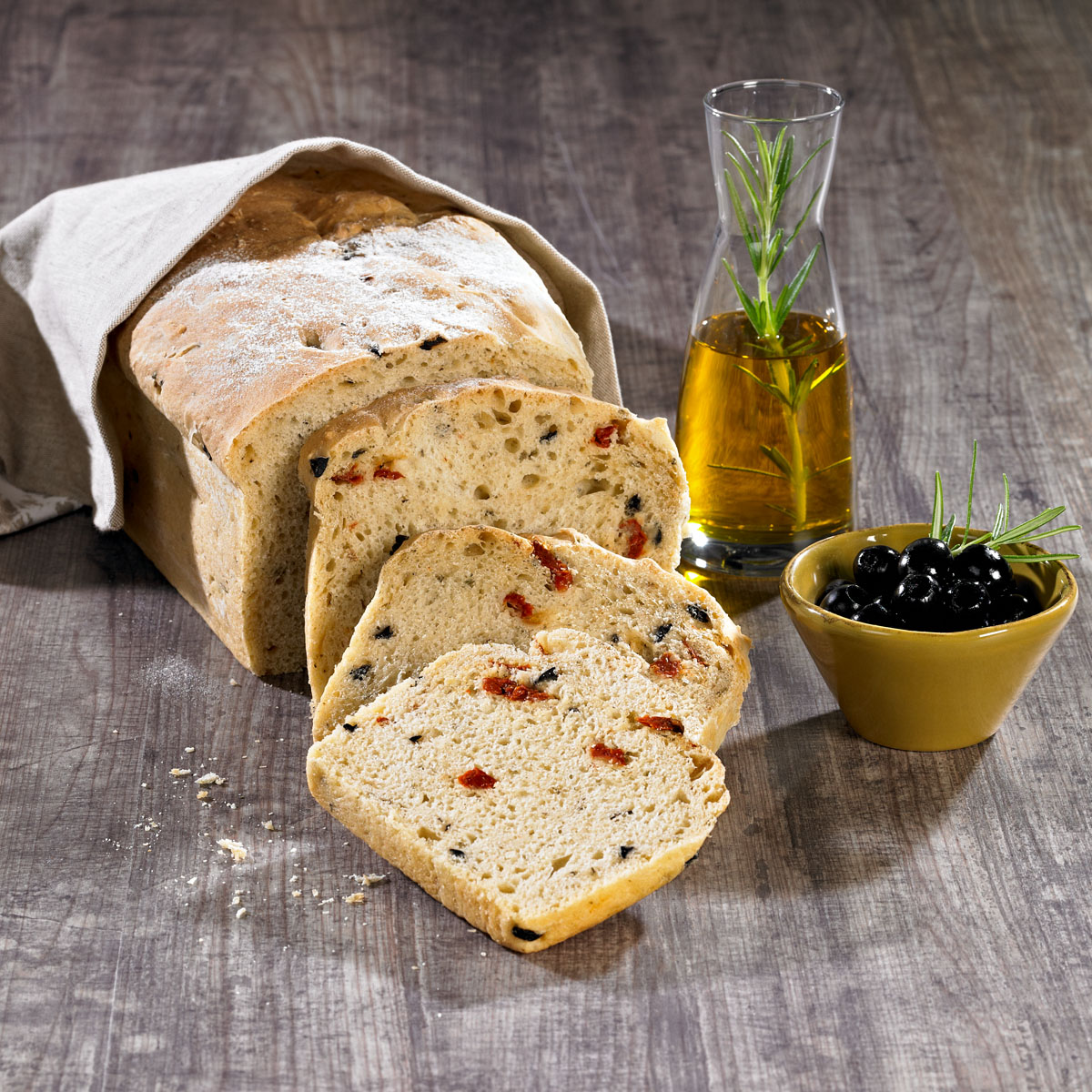 Mediterranes Weißbrot in der Lurch Kastenbackform: Fluffiges Brot mit Rosmarin, Thymian und Oregano – perfekt für mediterranes Urlaubsfeeling zuhause. Ideal zu Oliven, Salat und Antipasti!