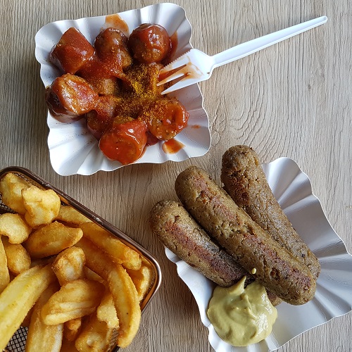 Vegane Bratwürste aus dem Handel sind oft teuer und geschmacklich enttäuschend – mach sie doch einfach mit unserem leckeren Rezept aus guten Zutaten und feinen Gewürzen sowie dem Lurch Wursti-Maker selbst!