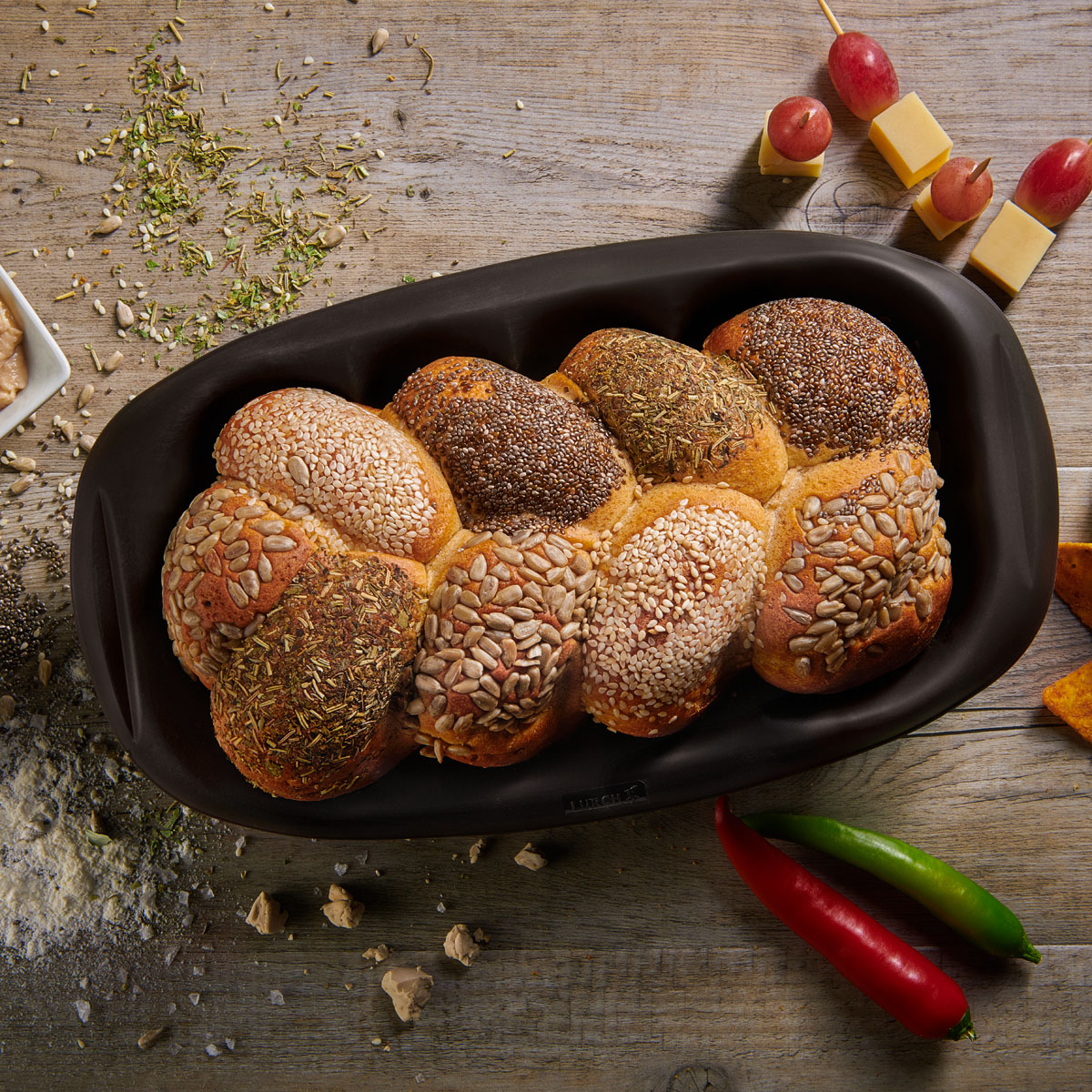 Partyzopf aus der Lurch Hefezopf-Backform aus Silikon: Der fluffige Hefezopf sieht nicht nur gut aus, sondern schmeckt auch großartig! Ob pur, mit Körnern oder Kräutern – er passt perfekt zum Buffet und kommt bei Gästen immer gut an.