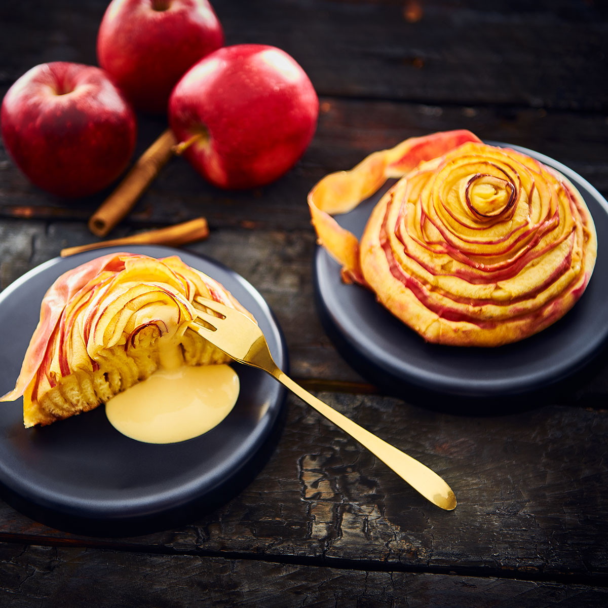 Apfelkuchen mal anders: In dünnen Apfelbahnen gerollt entstehen kleine, schicke Küchlein, die mit Zimt, Zucker und Vanillesoße genauso lecker sind wie der Klassiker. Perfekt wird es mit dem Lurch Catto Gemüseschneider.