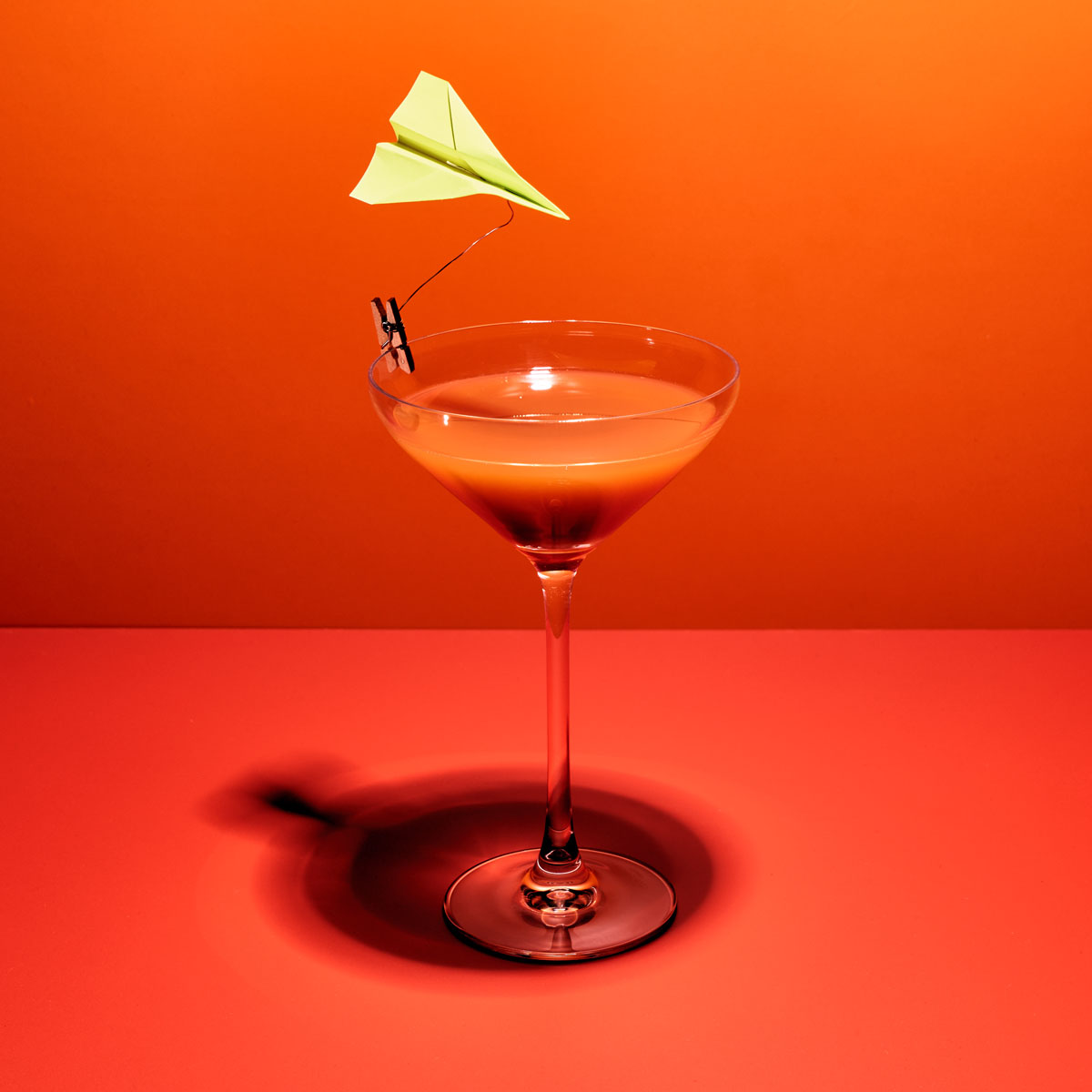 Paper Plane: Whiskey, Aperol, Amaro und Zitronensaft in gleichen Teilen – so mixte Sam Ross diesen Cocktail, inspiriert vom Song „Paper Plane“. Einfach perfekt ausbalanciert und zubereitet mit den Lurch Bar Tools und Eiswürfelformen aus Silikon.