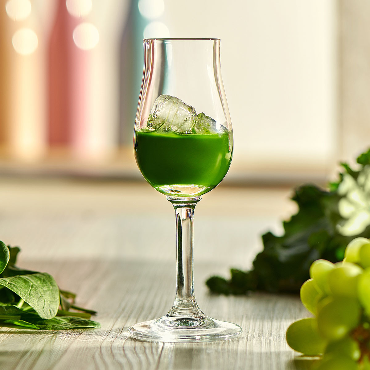 Traube-Spinat-Grünkohlsaft: Kraftpaket in flüssiger Form! Die Süße der Trauben gleicht die herbe Note von Spinat und Grünkohl perfekt aus – ideal für dein Immunsystem. Entsaftet mit dem Lurch Slow Juicer.