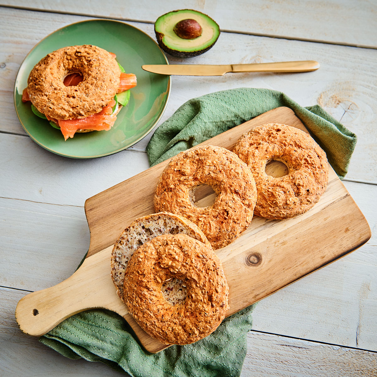 Veganer Müslibagel vereint gesunde Kerne und Saaten zu einem fluffigen, glutenfreien und leckeren Frühstücksbagel ohne tierische Produkte. Gelingt am besten mit der Lurch Bagel Backform.