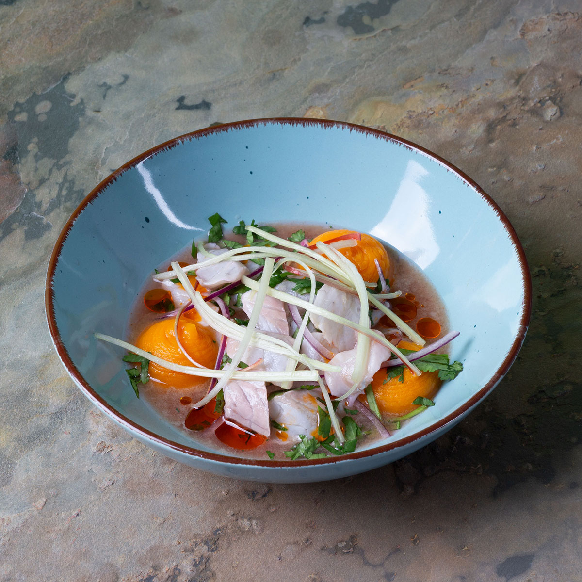 Frisches Ceviche aus Peru mit mariniertem Fisch in sogenannter Tigermilch – säuregegart und voller intensiver Aromen für ein authentisches südamerikanisches Geschmackserlebnis.
