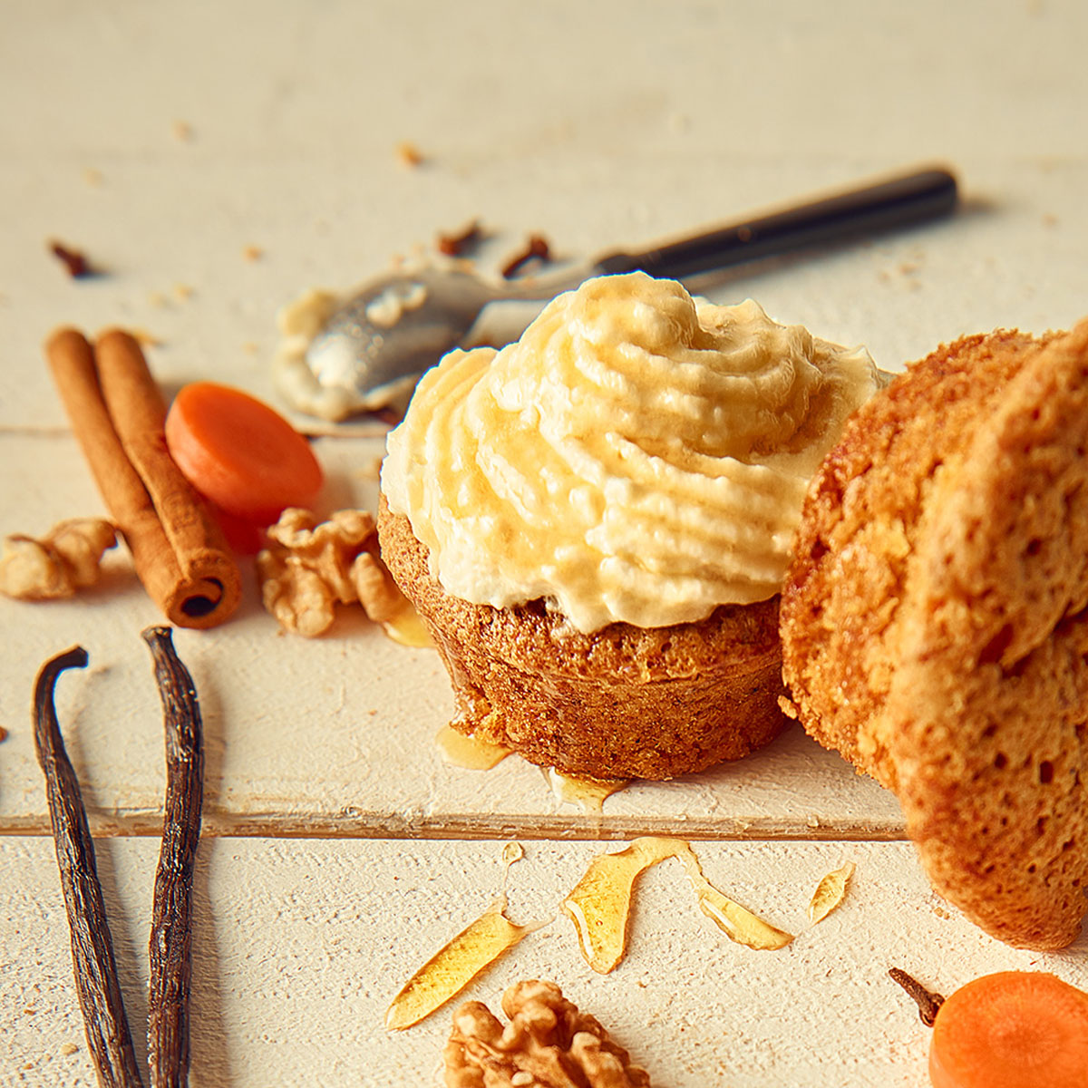 Carrot Cake Muffins (nach Ottolenghi): Gesunder Genuss mit Gemüse im Teig – Karotten, Walnüsse, Kokos, Zimt und Nelken machen diese Muffins unwiderstehlich lecker! Gebacken in Lurch Muffin-Backförmchen aus Silikon.