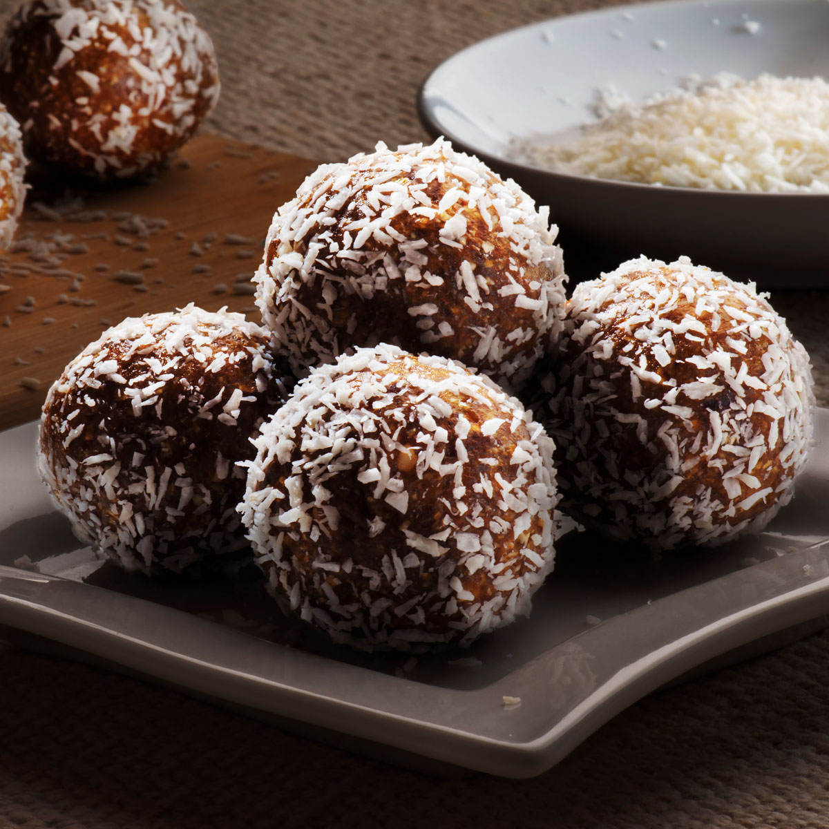 Energyballs Kokos mit der Lurch Trommelreise und Multi Chopper: Du willst mehr Obst essen? Diese kleinen Bällchen mit Banane und Kokos sind genau das Richtige!