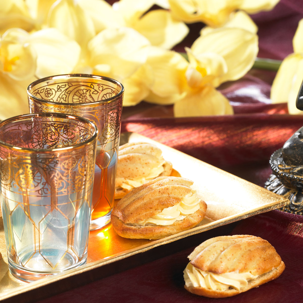 Chai Muscheln/Madeleines: Klassische französische Madeleines treffen auf exotische Chai-Gewürze – gefüllt und optisch besonders. Perfekt gebacken in der Lurch Madeleine Backform.