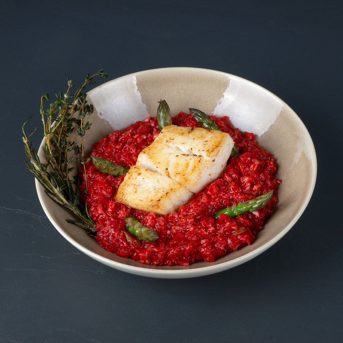 Fischfilet auf farbenfrohem Blumenkohl-Risotto mit Spargel, Roter Bete und getrockneten Tomaten – ein Fest für Augen und Gaumen!
