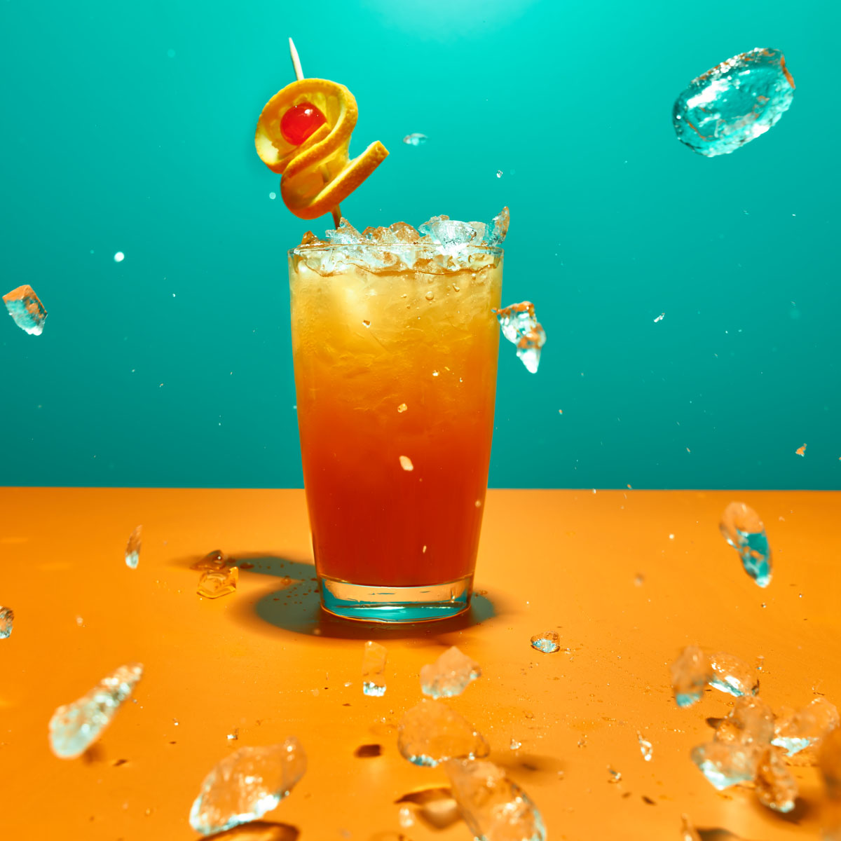 Tequila Sunrise: Ein Drink wie ein Sonnenaufgang – fruchtig, farbenfroh und erfrischend. Perfekt, um den Tag stilvoll ausklingen zu lassen. Zubereitet mit Lurch Bar Tools und Eiswürfelformen.