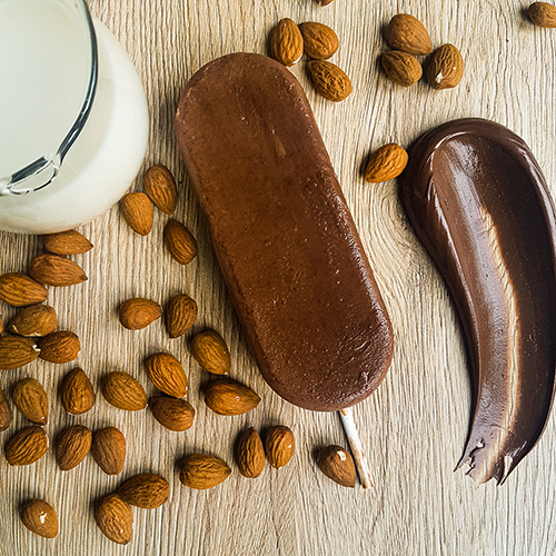 Mandelmilch und Nuss-Nougat-Creme verschmelzen in diesem Eis zu einem cremigen Traum für alle Schoko-Nuss-Fans – himmlisch getoppt mit knackigen Nüssen!