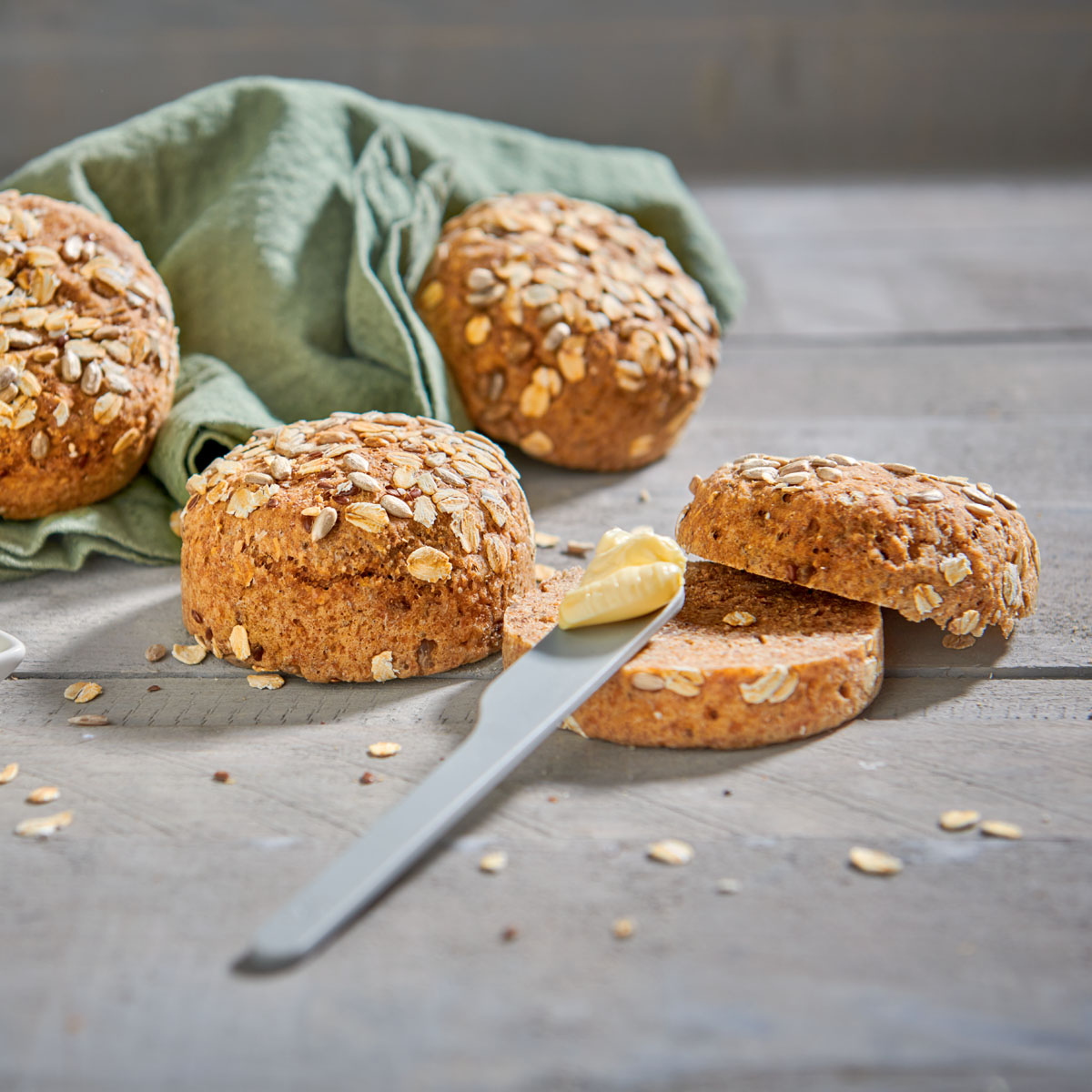Vollkornbrötchen – am Vortag in der Lurch Burgerbun Backform gebacken, morgens nur noch genießen. Perfekt für ein gemütliches Frühstück im Bett!