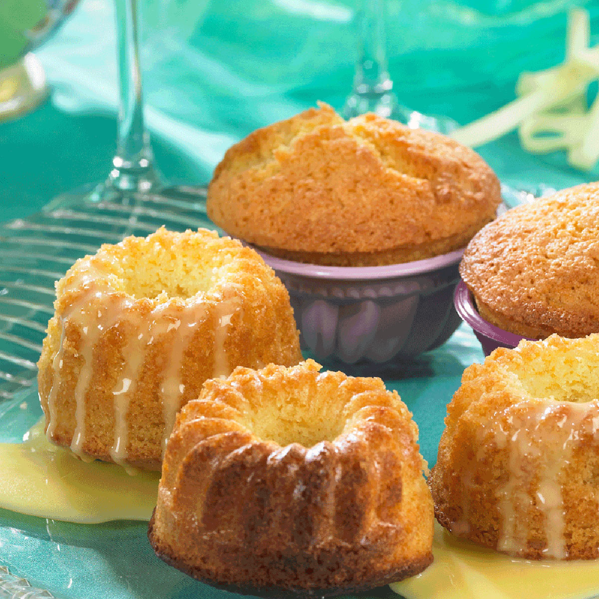 Mini Gugelhupf mit Eierlikör aus den Lurch Mini Gugelhupf Backformen: Kleine Kuchen, die schnell gemacht sind, super zum Naschen und toll als Geschenk.