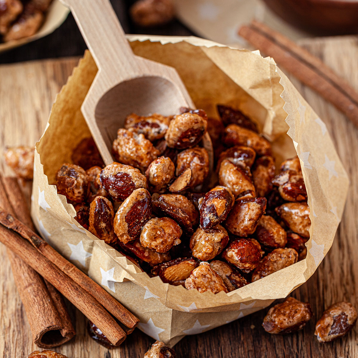 Gebrannte Mandeln schmecken nicht nur an Weihnachten – dank Claudias Rezept kannst du sie jetzt das ganze Jahr über genießen! Und mit der Lurch Backmatte und dem Rührlöffel aus Silikon hast du richtigen Küchenhelfer an der Hand.