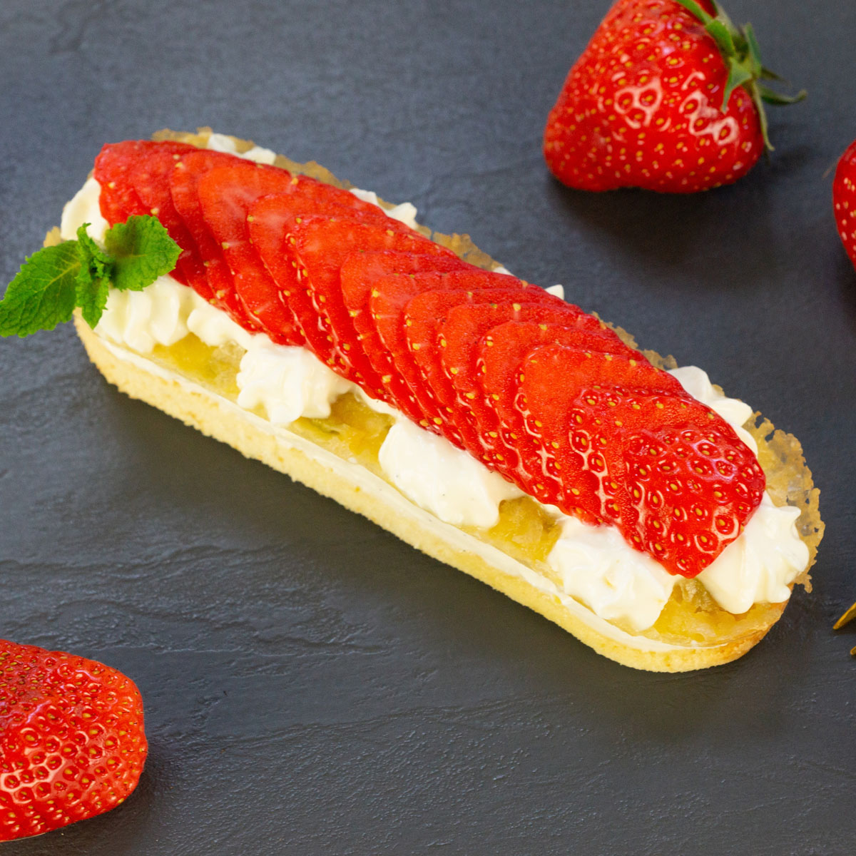 Erdbeerschnitte: Die Lurch Hotdog-Backform mal anders! Wir backen darin schick gefüllte Schnitten – ein leckerer, innovativer Genuss!