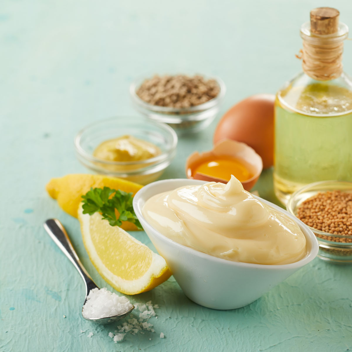 Mayonnaise Grundrezept: Ob Kartoffelsalat, Pommes oder Burger – Mayonnaise macht alles besser! Cremig, lecker und einfach selbstgemacht. Zubereitet mit Lurch Multi Chopper, Schneebesen und Ei-Trenner.