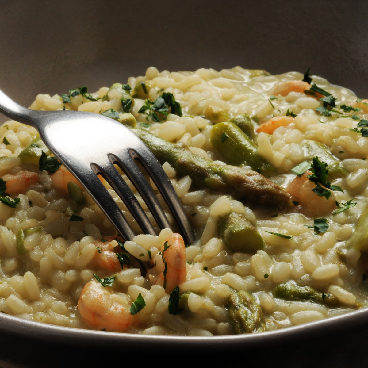 Spargelrisotto mit Flusskrebsen: Cremiges Risotto trifft auf feinen Spargel und delikate Flusskrebse – eine besondere Genusskombination für besondere Momente. Geschält mit dem Lurch Spargelschäler.