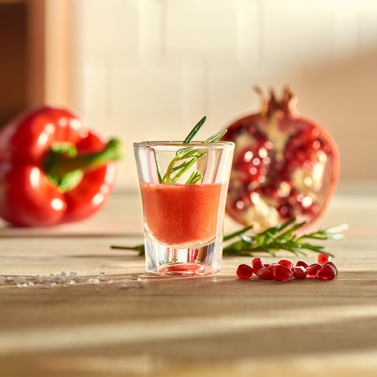 Granatapfel-Rosmarin-Paprikasaft: Fruchtig, würzig, gesund – dieser Shot vereint Granatapfel, Paprika und Rosmarin zu einem echten Power-Drink. Gepresst mit dem Lurch Slow Juicer.