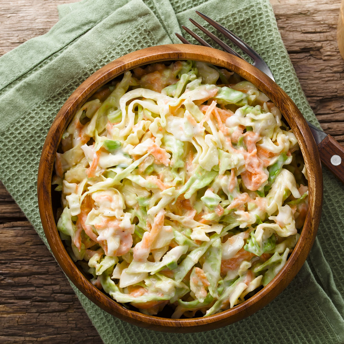 Cremiger Coleslaw aus fein geschnittenem Weißkohl mit Mayonnaise – die perfekte Beilage zu Gegrilltem, Burgern oder Pulled Pork.