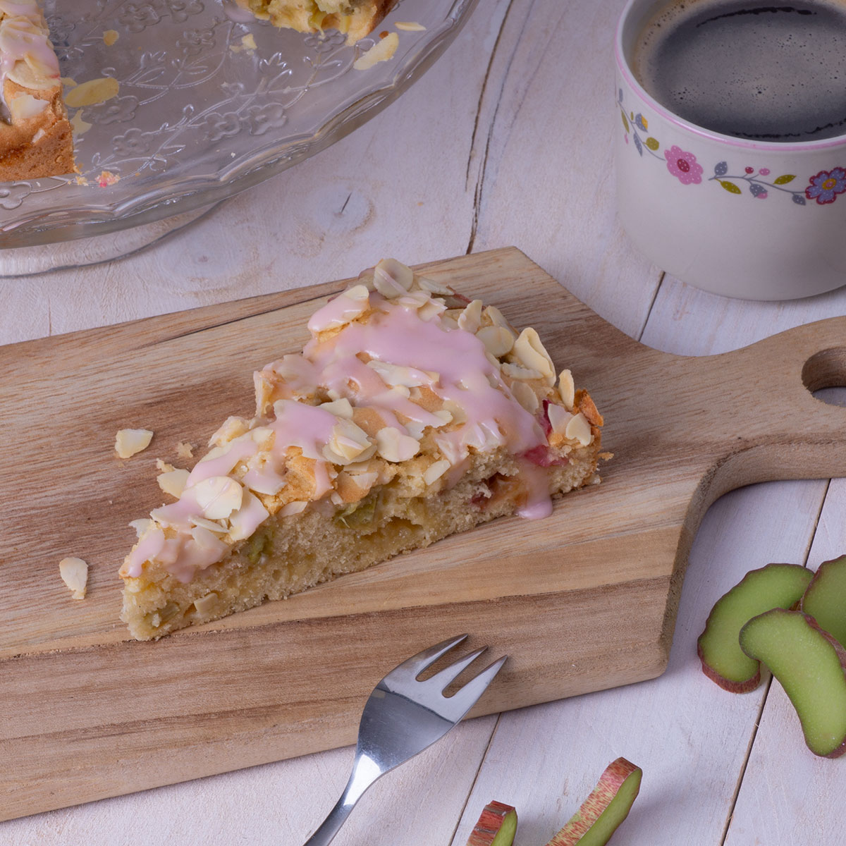 Saftiger Rhabarberkuchen mit weißer Schokolade – süß-säuerliche Kombination auf fluffigem Teig, in unter 60 Minuten gebacken.