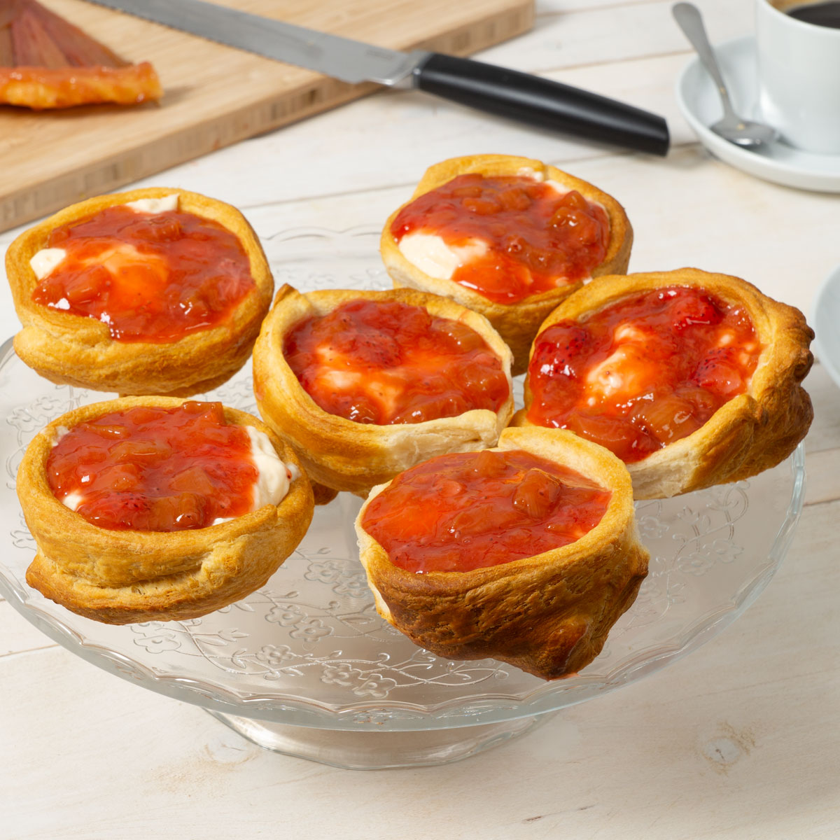 Gefüllte Rhabarber-Vanille-Cups – außen auf der Muffinform gebacken, innen mit cremiger Vanillefüllung und fruchtigem Rhabarberkompott verfeinert.