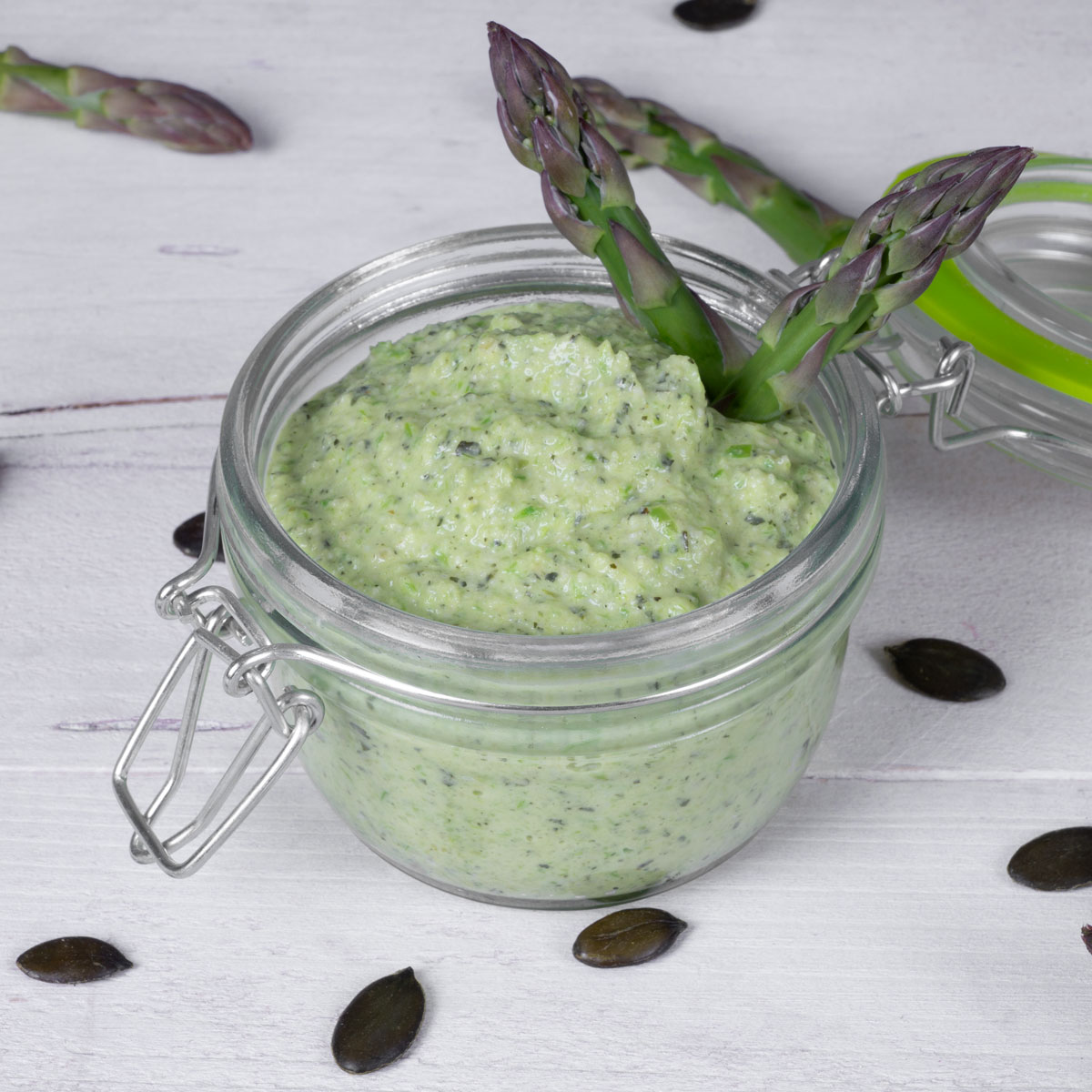 Grünes Spargel-Pesto mit aromatischen Kürbiskernen – eine milde und leckere Alternative zum klassischen Basilikum-Pesto, perfekt für Pasta, Brot oder als Dip.