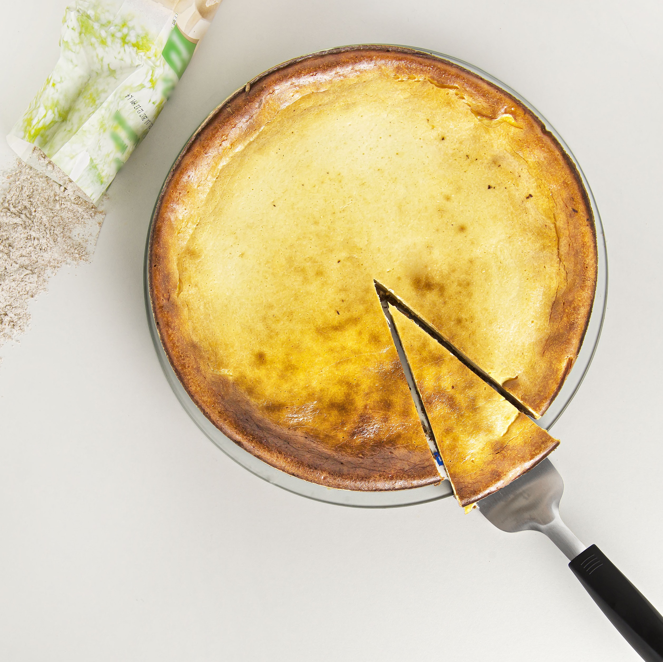 Ein saftiger Käsekuchen mit süßer Birne, verfeinert mit Erdnussbutter, Ahornsirup und Vanille – ein fruchtig-nussiger Genuss, der bei deinen Freunden garantiert punktet! Gebacken in der Lurch Springform aus Silikon mit Glasboden.