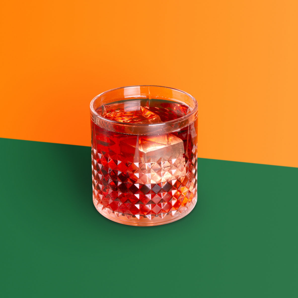 NoGroni: Kein Tippfehler – der NoGroni ist das alkoholfreie Pendant zum klassischen Negroni. Perfekt, wenn du einen leckeren Cocktail ohne Alkohol genießen willst! Zubereitet mit Lurch Barzubehör und Eiswürfelformen aus Silikon.