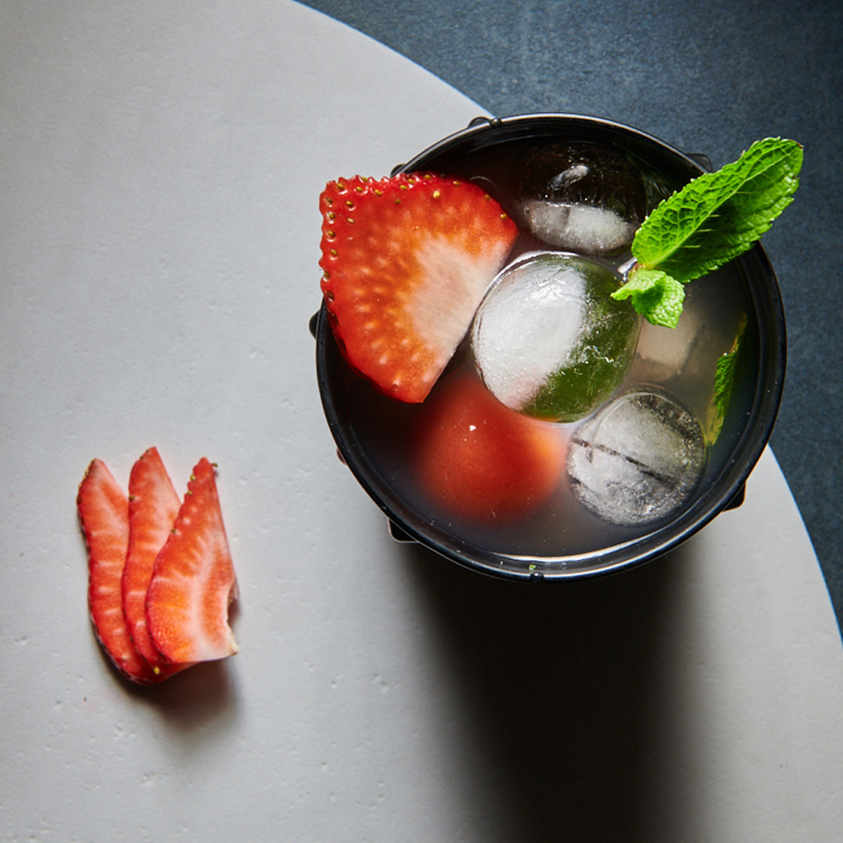 Strawberry Mojito: Kubanisches Lebensgefühl pur – erfrischend, fruchtig und mit süßen Erdbeeren verfeinert. Zubereitet mit Lurch Bar Tools und Eiswürfelformen.