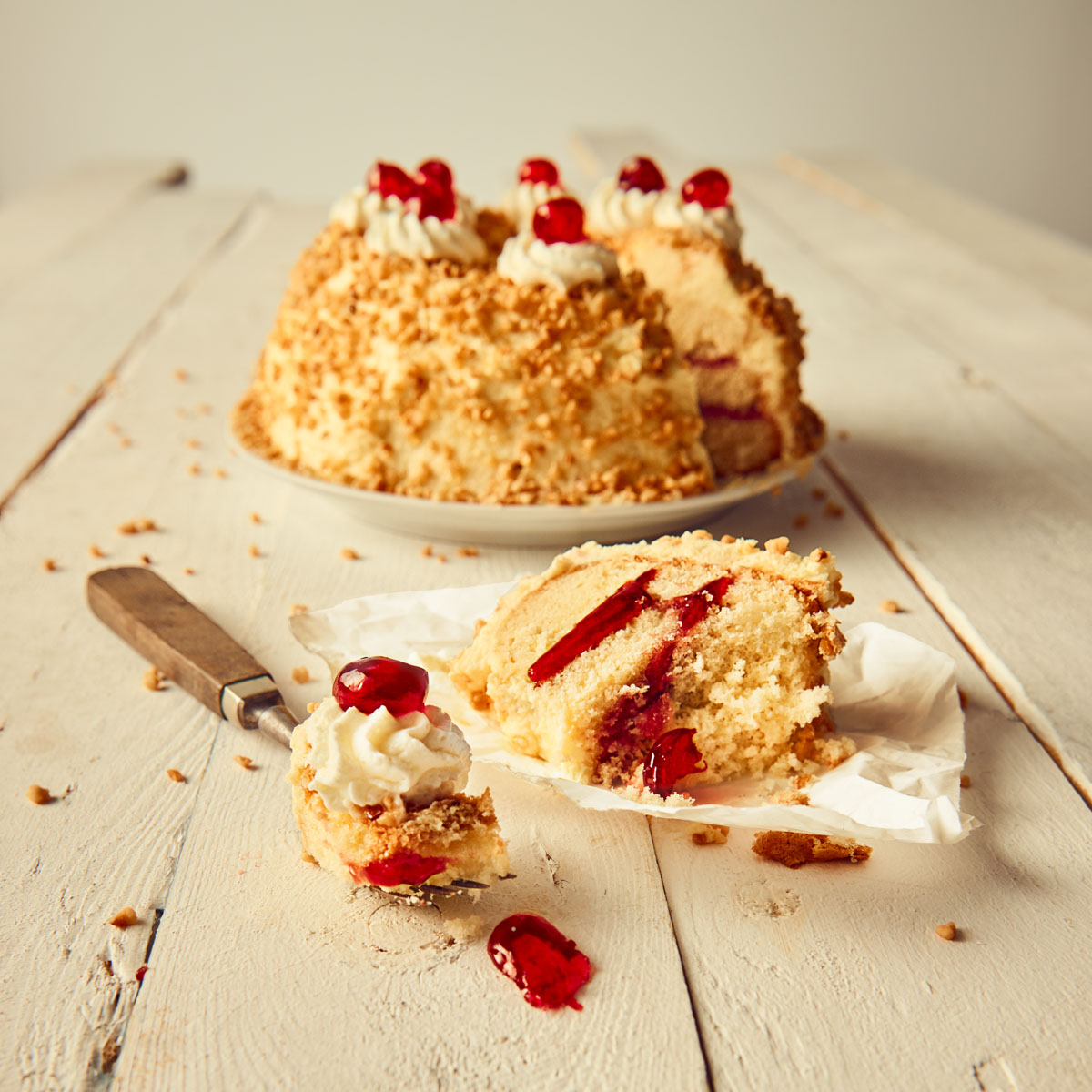 Frankfurter Kranz aus der Lurch Gugelhupf-Backform: Buttrig, krokant und einfach himmlisch! Diese festliche Torte sieht aufwendig aus, ist aber leichter gemacht als gedacht – mit unserem Rezept klappt's garantiert.