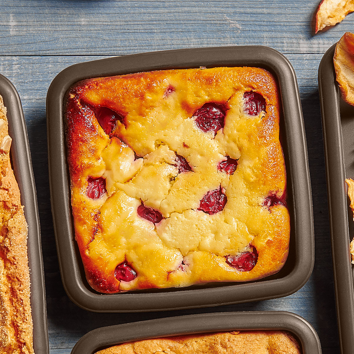 Leckerer süßer Grießauflauf mit Kirschen, Quark und Vanille, frisch gebacken und perfekt für die ganze Familie. Zubereitet in der Lurch FlexiBlech Backform.