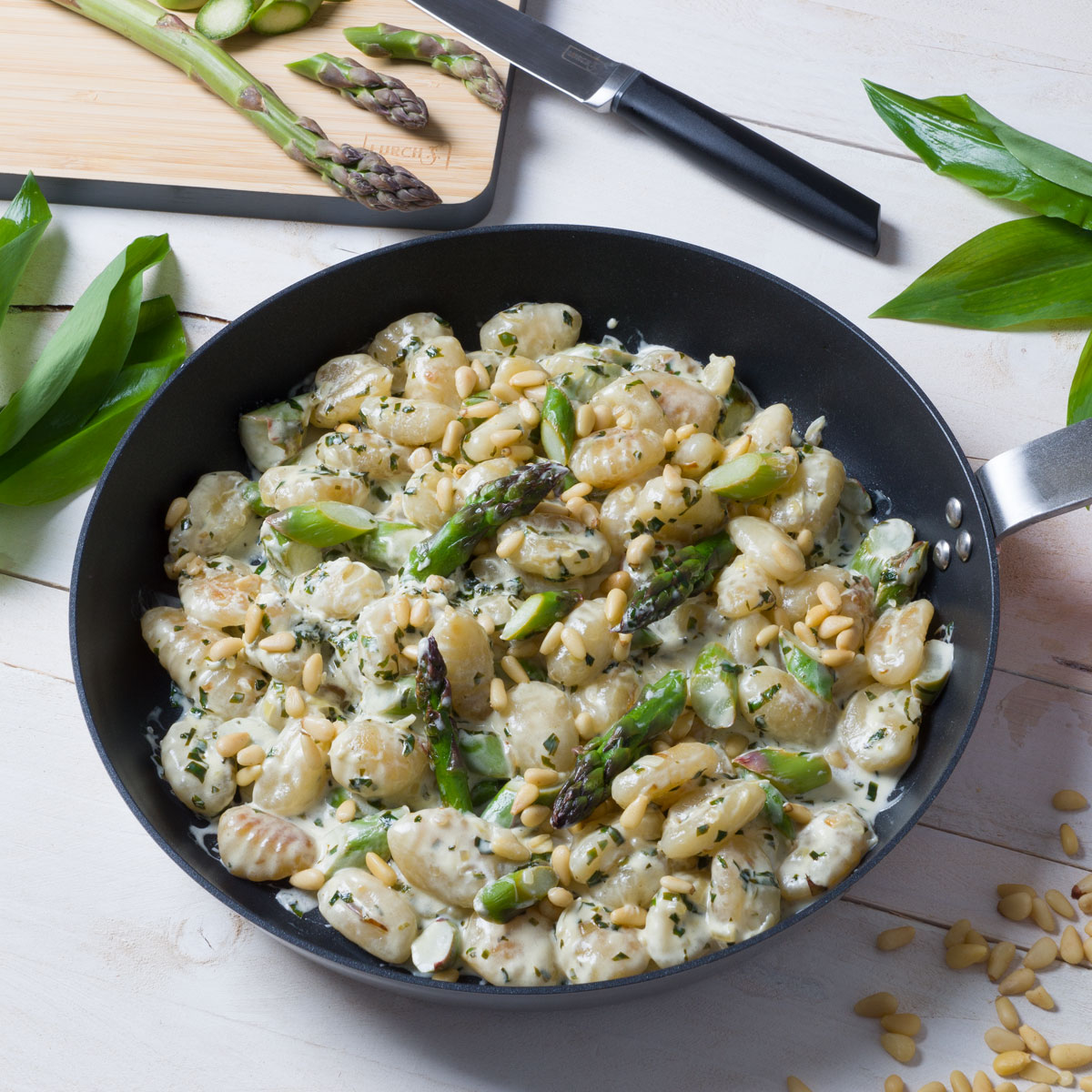 Gnocchi mit grünem Spargel, Bärlauch und cremiger Sauce – einfach, aromatisch und perfekt für den Frühling.