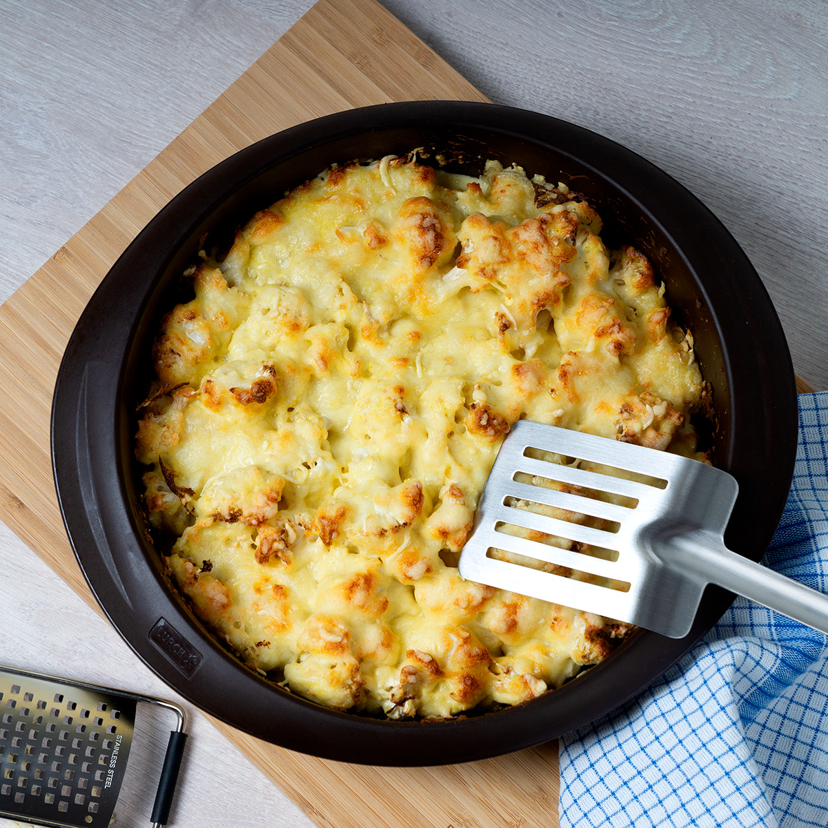 Gebackener Blumenkohlauflauf – herzhaft, cremig und perfekt für ein schnelles Ofengericht. Zubereitet in der runden Lurch Silikonbackform.