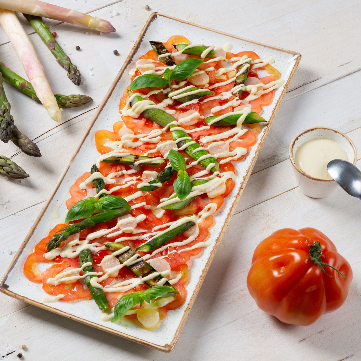 Tomaten-Carpaccio mit grünem und weißem Spargel, verfeinert mit einer cremigen Hollandaise-Mayonnaise.