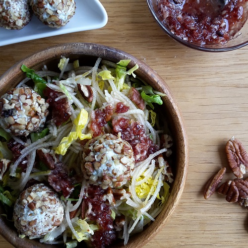 Salad with pear and blue cheese praline