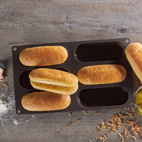 Selbstgebackene Hot Dog Brötchen aus der Lurch Hot Dog Bun Backform – locker, fluffig und die perfekte Basis für deinen Lieblingssnack.