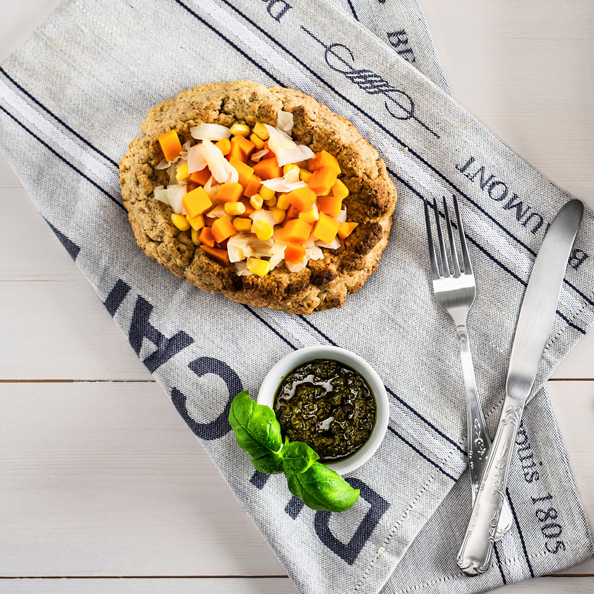 Dein Motto für heute Abend: Köstliche, einfach gebackene Kürbis-Dinkel-Schiffchen – perfekt für einen gemütlichen Fernsehabend voller Geschmack! Richtig gut wirds mit der Lurch Pizza-Backform im 2er Set.