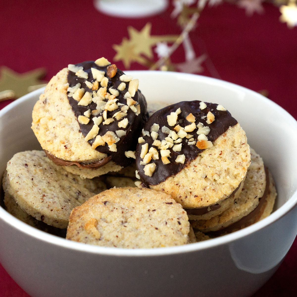 Nougattaler mit der Lurch Kekstaler-Backform: Knusprige Kekse mit zartschmelzendem Nougatkern – ein unwiderstehlicher Genuss, nicht nur zu Weihnachten!