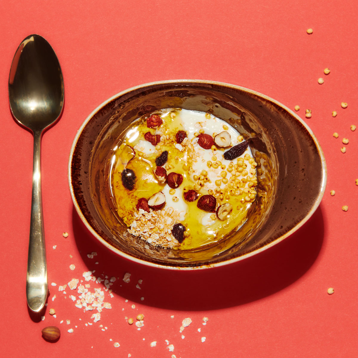 Mein Müsli Energie kombiniert Dinkelflocken, Quinoa Poppies, Haselnüsse, Honig und Trockenfrüchte zu einer nahrhaften Mischung für einen energiereichen Start in den Tag. Zubereitet mit dem Lurch Multi-Mixer Maxi.