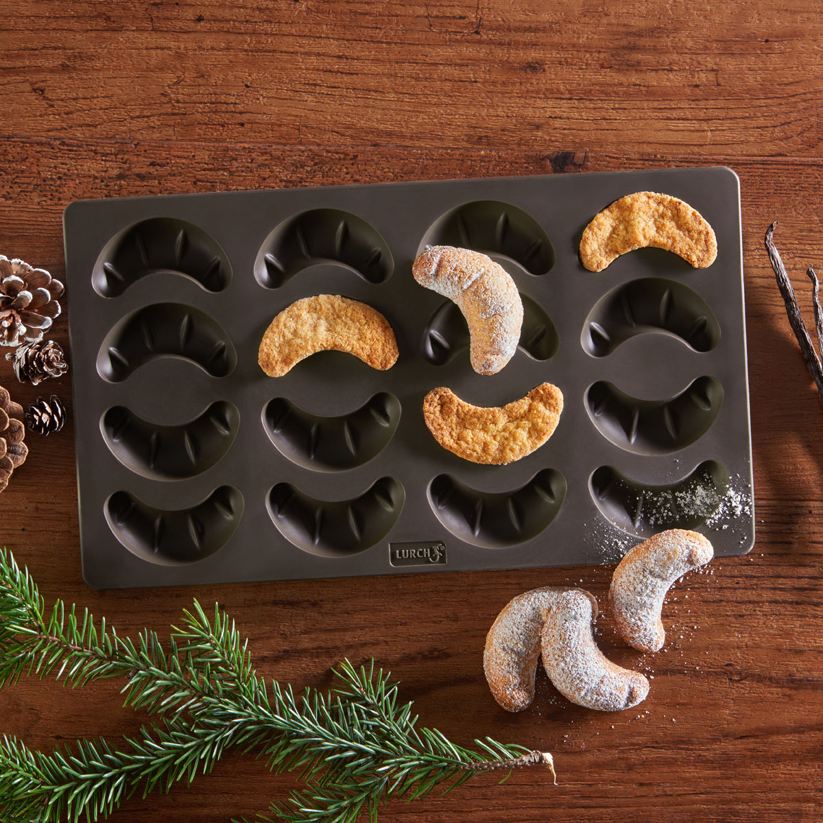 Klassische Vanillekipferl – traditionelles Weihnachtsgebäck, das mit feinem Vanilleduft die Adventszeit versüßt. Richtig gebacken in der Lurch Vanillekipferl-Backform.