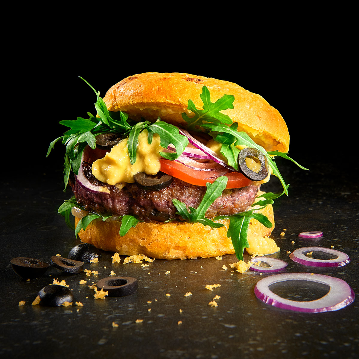 Besonderer Lamm-Burger mit Minze, Thymian, Hummus, Zitronencreme und Aubergine, serviert im aromatischen Tomaten-Bun – ein Burger mit mediterranem Twist. Die Buns werden mit der Lurch Burgerbun-Backform einfach super.