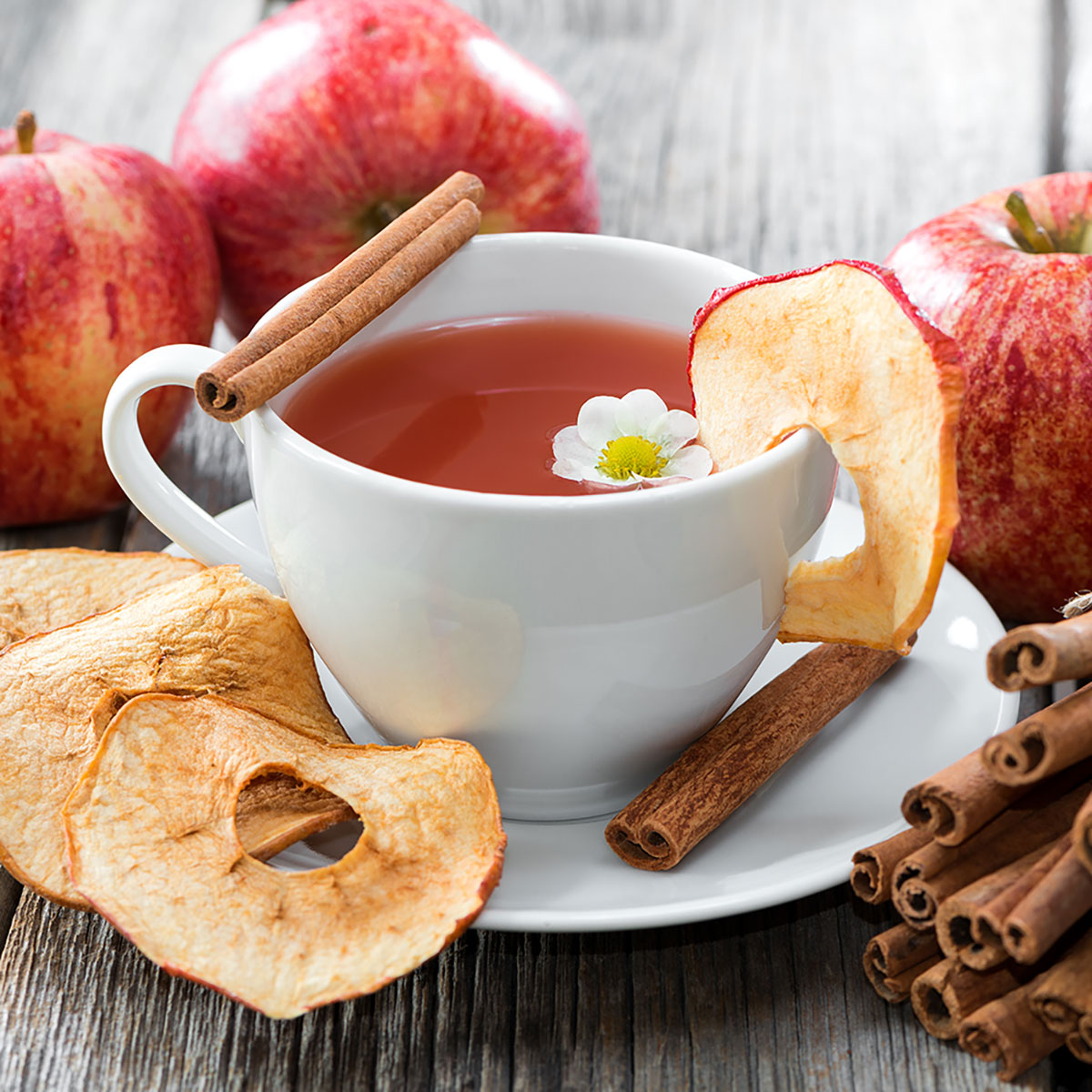 Wohltuender Tee mit fruchtigem Apfel und aromatischem Zimt – perfekt zum Entspannen und Wohlfühlen.