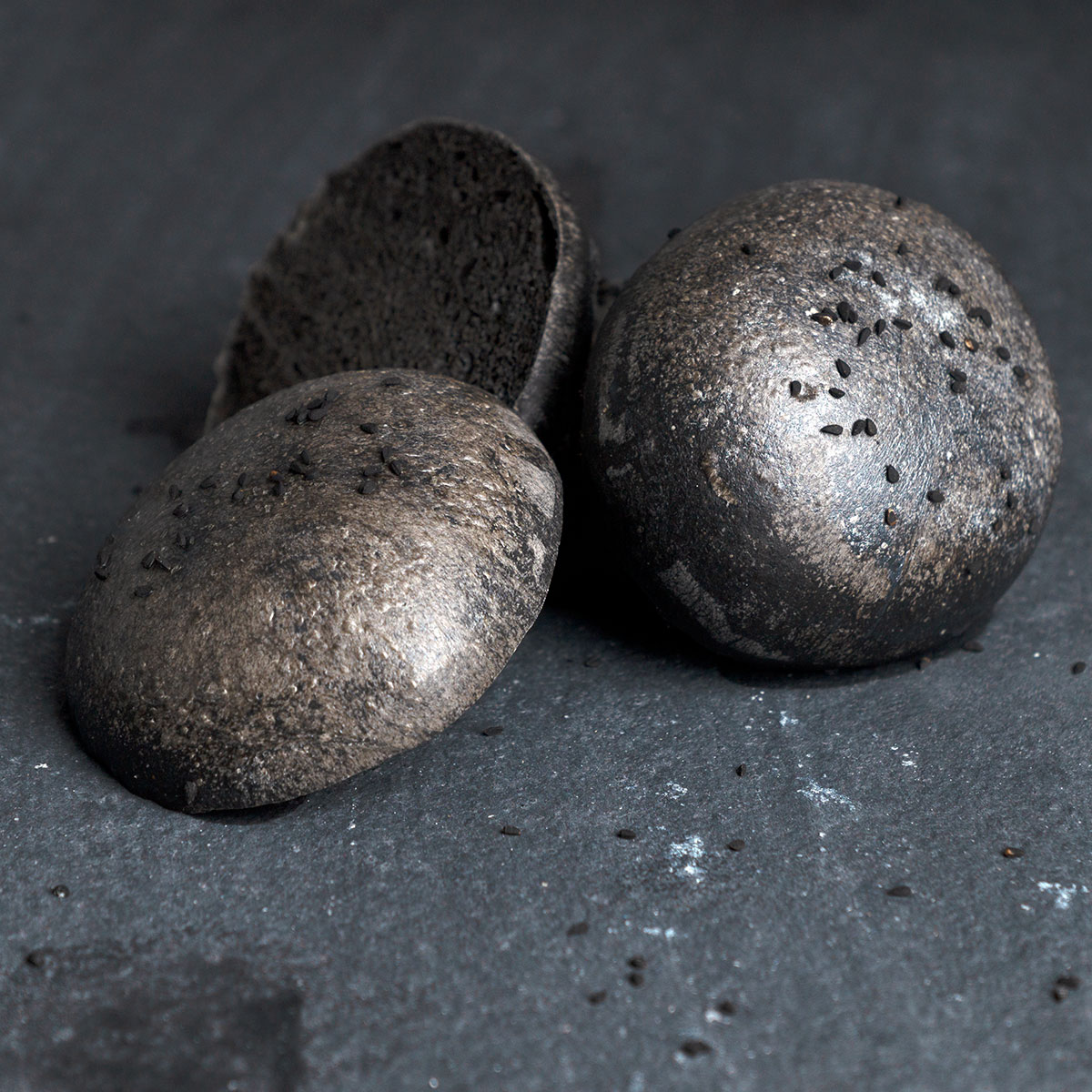 Burgerbun Black: Schwarze Buns mit Sepiatinte – ein echter Hingucker! Perfekt für bunte Burger mit Wow-Effekt. Am besten gebacken in der Lurch Burgerbun-Backform.
