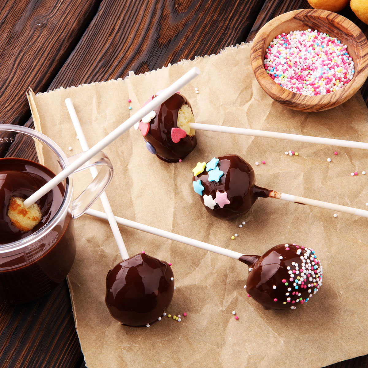 Kreativ verzierte Cake Pops mit Streuseln, Schokolade und Fondant – kleine Kuchen am Stiel als süße Kunstwerke. Gebacken in der Lurch Cake Pops Backform aus Silikon.