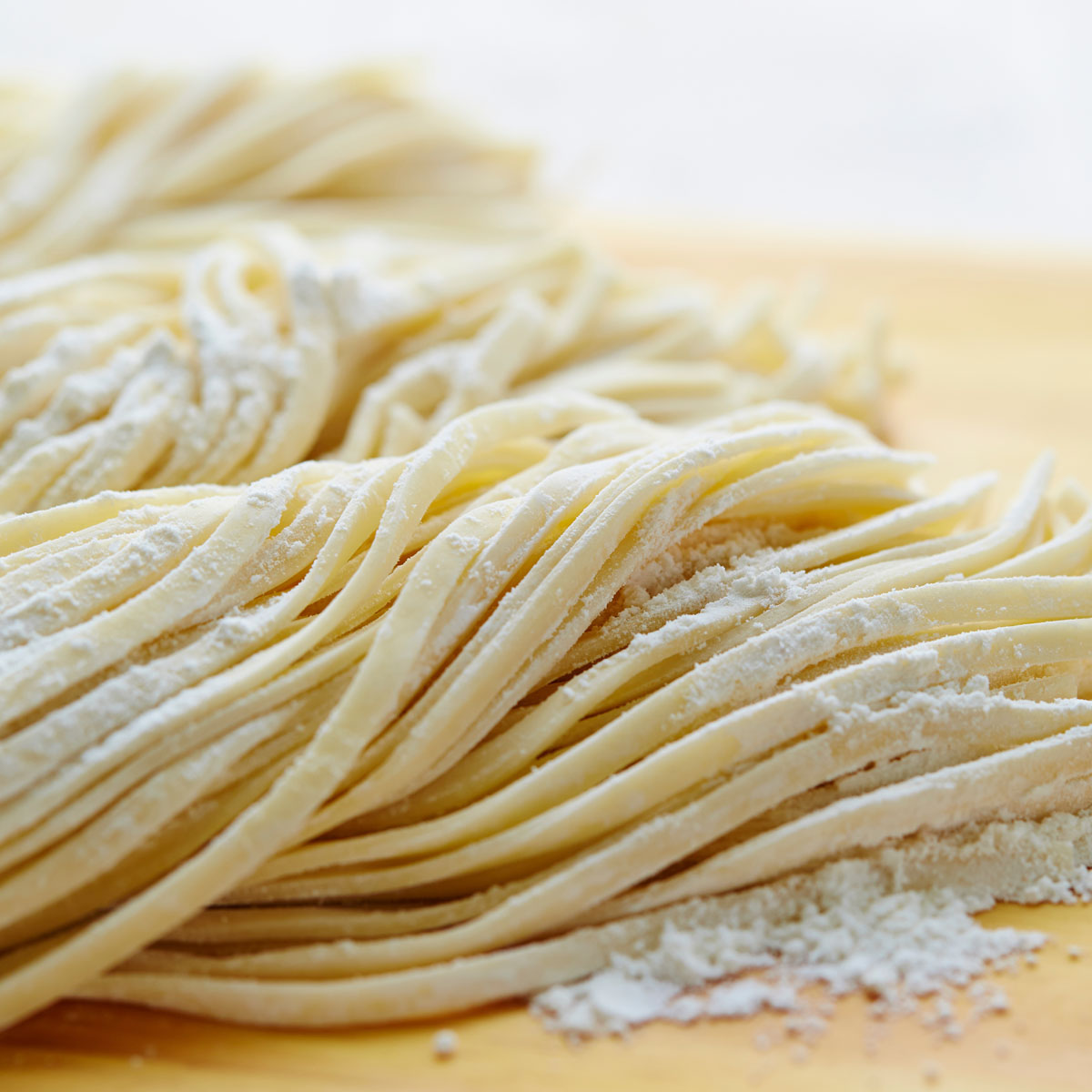 Nudelteig ohne Ei – Grundrezept: Aus Hartweizengrieß, Wasser und Salz entsteht ganz einfach vegane Pasta! Ob mit Soße, Gemüse oder Pesto – dieser Teig ist die perfekte Basis für kreative Nudelideen. Richtig gut mit der Lurch Teigrolle.