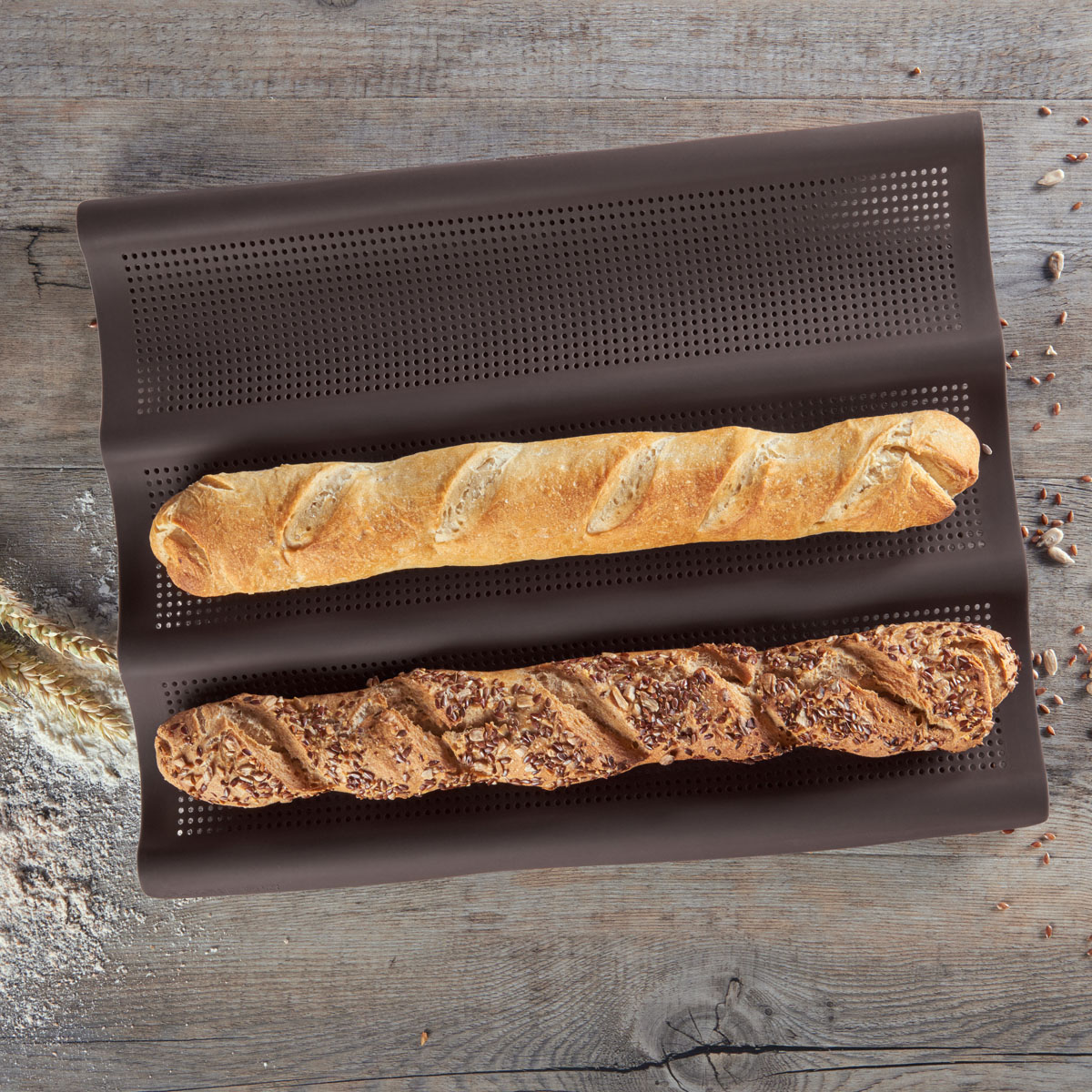 Vollkornbaguette – kernig, kross und voller Geschmack! Die perfekte Begleitung zu süßem Aufstrich, Käse oder Grillgut. Gelingt auf der Lurch Baguette-Backmatte am besten.